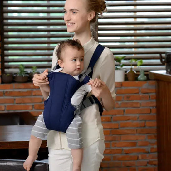 bébé de face dans le porte bebe viky