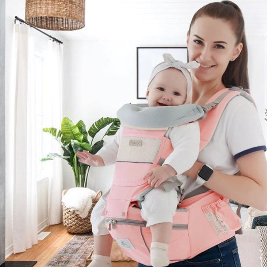 bebe heureux dans un porte bebe