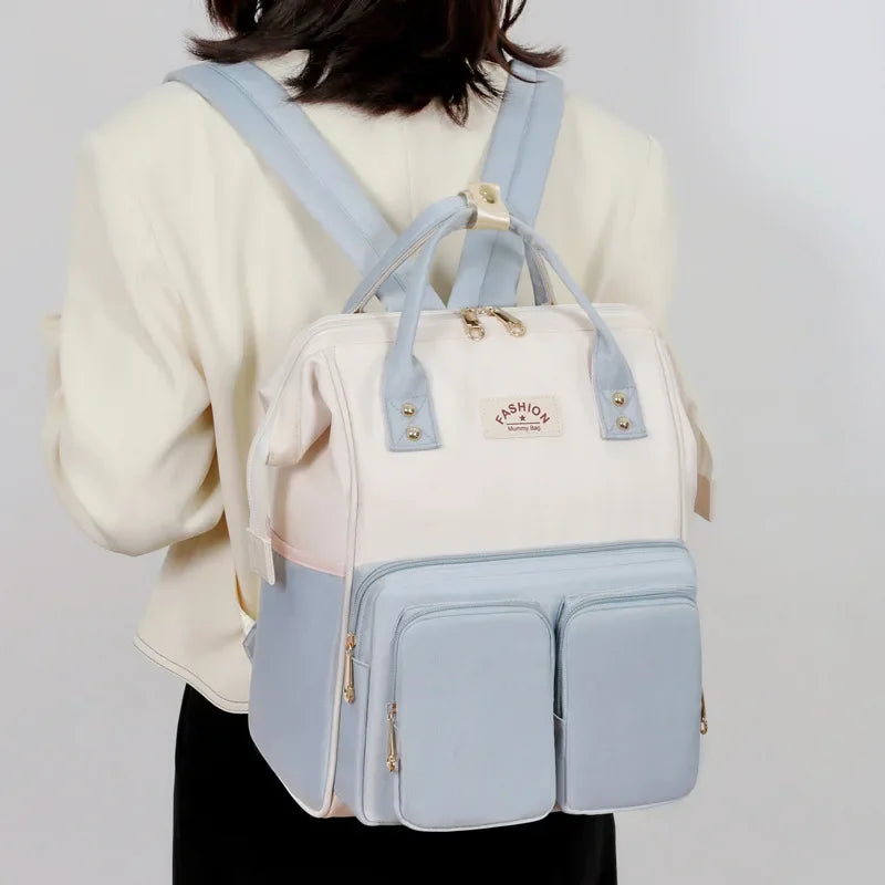 mère porte son sac à dos à langer