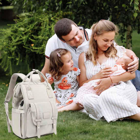 une famille un sac à dos à langer