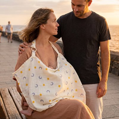 Cape d'allaitement avec un couple joyeux 