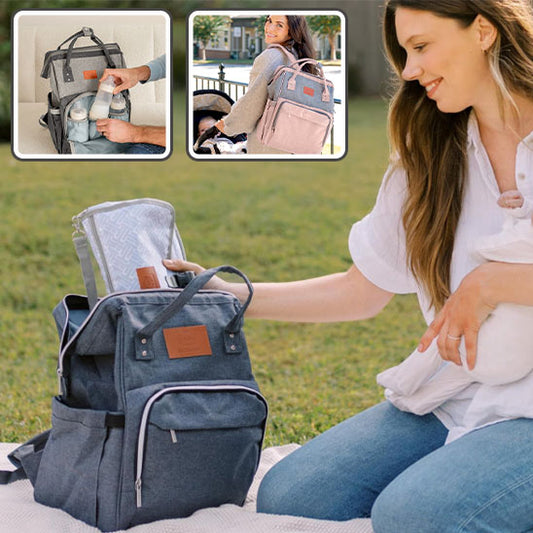 mère au parc avec un sac à dos à langer