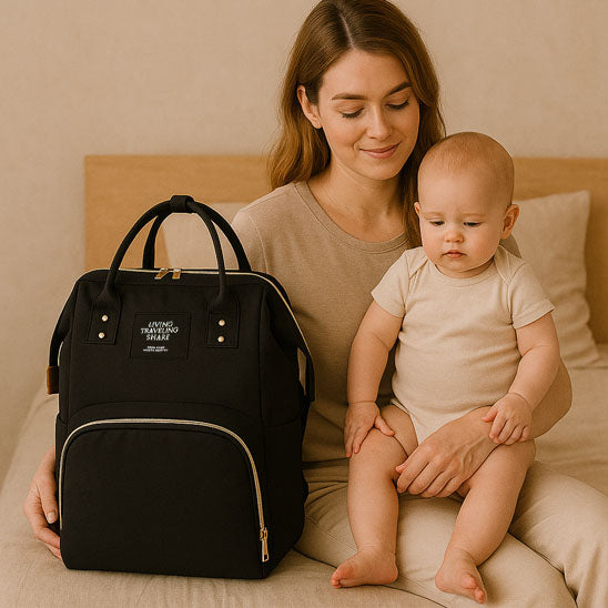 une maman son bébé et son sac à dos à langer